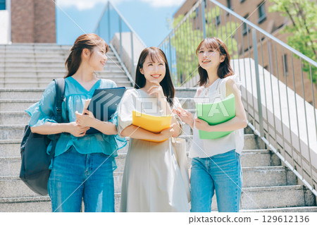 三位大學生在校園散步 129612136