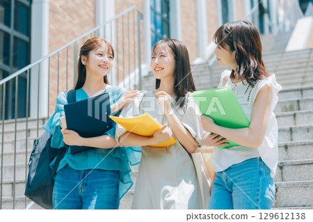 三位大學生在校園散步 129612138