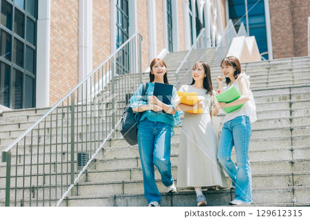 三位大學生在校園散步 129612315