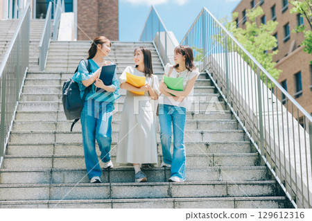 三位大學生在校園散步 129612316