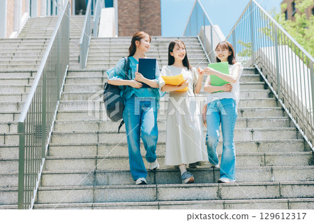 三位大學生在校園散步 129612317