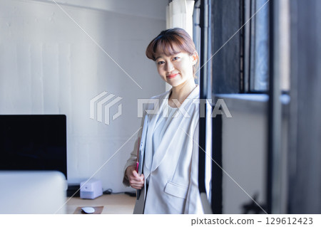 Business woman 129612423