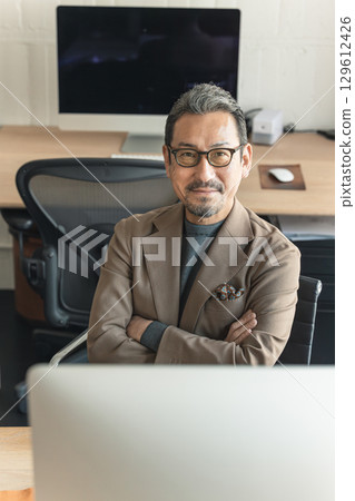 一位酸溜溜的中年商人 129612426