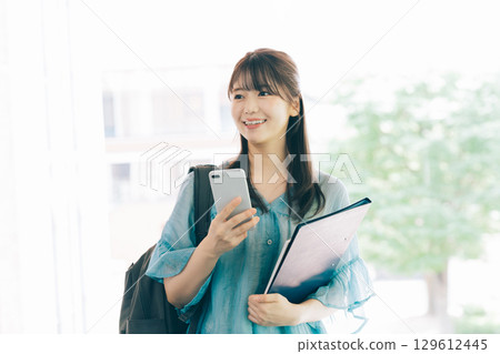 看智能手機的女大學生 129612445