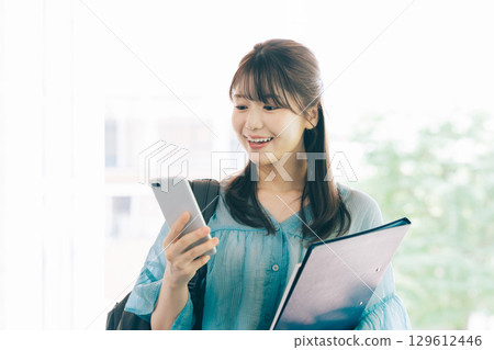 看智能手機的女大學生 129612446