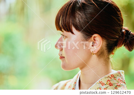 一位身著和服的女子靜靜地站在陽台上 一位身著和服的女子靜靜地站在陽台上 129612470