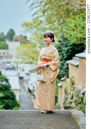 一位身著和服的女子漫步在武士住宅中 129612477