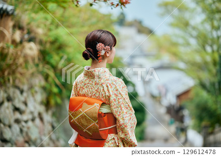 一位身著和服的女子漫步在武士住宅中 129612478