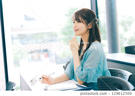 課堂上的大學生 129612500