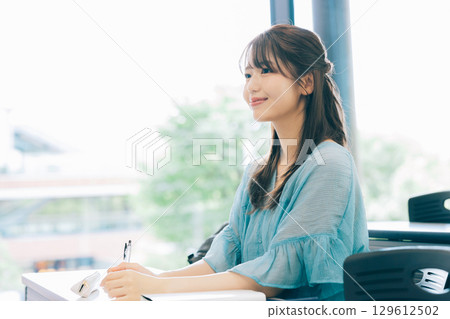 課堂上的大學生 129612502