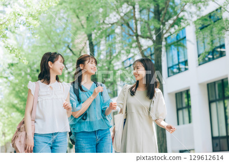 三位大學生在校園散步 129612614