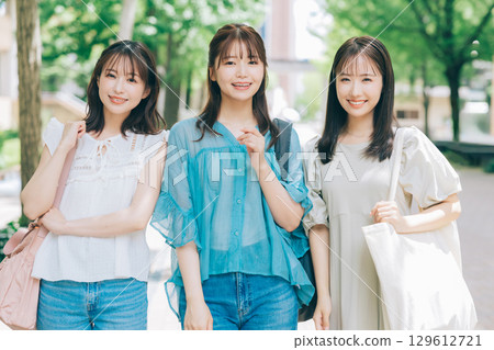 三位年輕女子 129612721