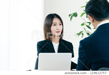 Business woman who does business 129612757