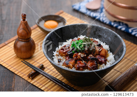 一碗美味的日式烤雞肉串，淋上照燒醬，配上熱騰騰的米飯和鮮嫩多汁的雞肉。非常適合午餐、晚餐，或作為促銷菜單的點心。 129613473