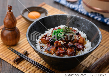 一碗美味的日式烤雞肉串，淋上照燒醬，配上熱騰騰的米飯和鮮嫩多汁的雞肉。非常適合午餐、晚餐，或作為促銷菜單的點心。 129613474