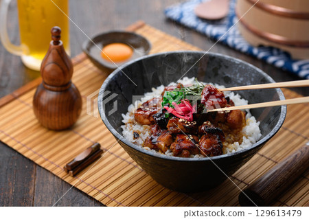 一碗美味的日式烤雞肉串，淋上照燒醬，配上熱騰騰的米飯和鮮嫩多汁的雞肉。非常適合午餐、晚餐，或作為促銷菜單的點心。 129613479