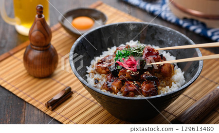 一碗美味的日式烤雞肉串，淋上照燒醬，配上熱騰騰的米飯和鮮嫩多汁的雞肉。非常適合午餐、晚餐，或作為促銷菜單的點心。 129613480