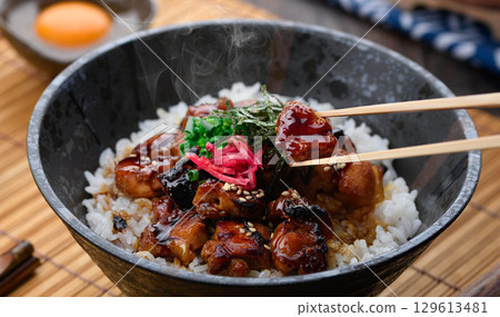 一碗美味的日式烤雞肉串,淋上照燒醬,配上熱騰騰的米飯和鮮嫩多汁的雞肉。非常適合午餐、晚餐,或作為促銷菜單的點心。 一碗美味的日式烤雞肉串,淋上照燒醬,配上熱騰騰的米飯和鮮嫩多汁的雞肉。非常適合午餐、晚餐,或作為促銷菜單的點心。 129613481