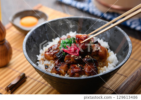 一碗美味的日式烤雞肉串,淋上照燒醬,配上熱騰騰的米飯和鮮嫩多汁的雞肉。非常適合午餐、晚餐,或作為促銷菜單的點心。 一碗美味的日式烤雞肉串,淋上照燒醬,配上熱騰騰的米飯和鮮嫩多汁的雞肉。非常適合午餐、晚餐,或作為促銷菜單的點心。 129613486