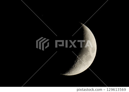 月亮漂浮在夜空中 129613569