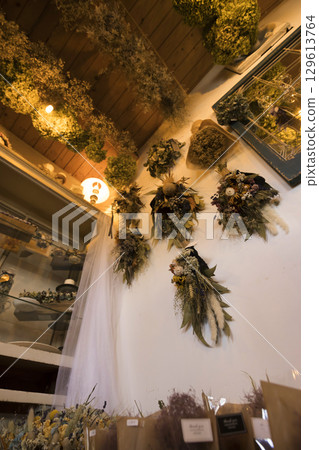 Dried flower arrangement shop image 129613764