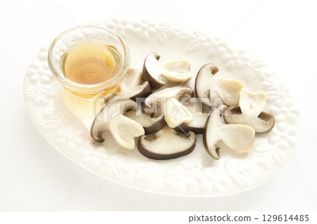Cut shimeji mushrooms 129614485