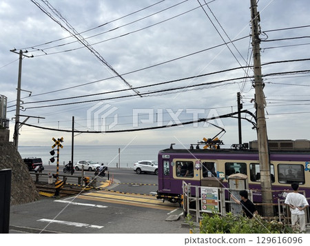 通過鐵路道口的江之電列車 129616096