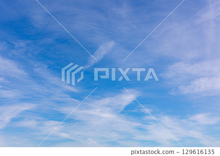 複製廣闊的藍天和薄薄的雲空間 複製廣闊的藍天和薄薄的雲空間 129616135