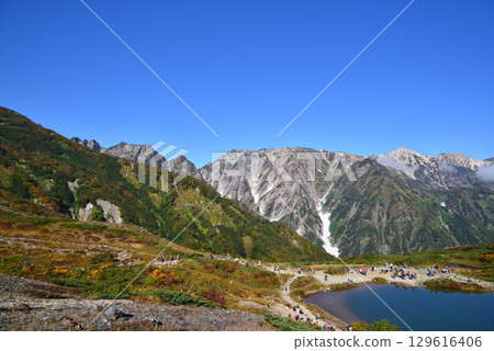 秋季的八方池和白馬山脈 129616406