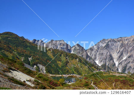 Happoike Pond and the Hakuba Mountain Range in Autumn 129616407