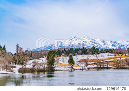 [Joetsu City, Niigata Prefecture] A view of the melting snow on Matsugamine with Mt. Myoko in the background 129616478