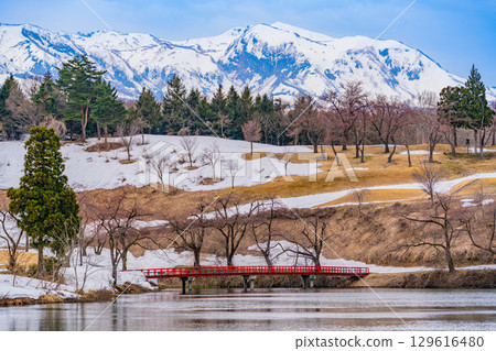 【新潟縣上越市】以妙高山為背景的松峰雪水融化景象 129616480