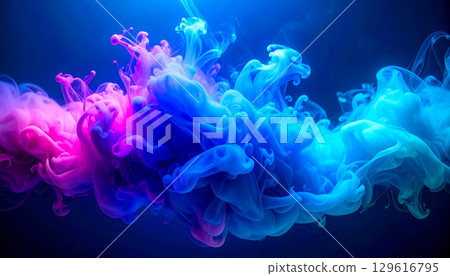 彩色墨水在水中蔓延，形成夢幻般的煙霧漸變效果 129616795