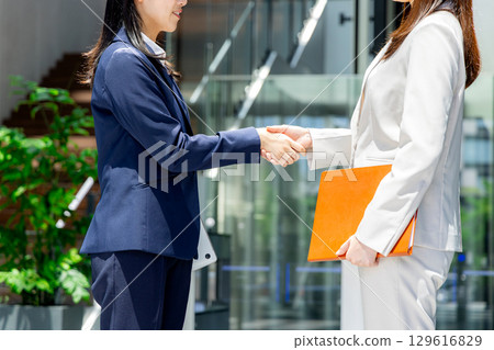 握手的商人 握手的商人 129616829