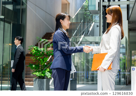 握手的商人 握手的商人 129616830