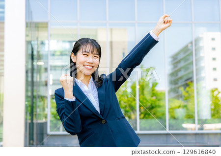 穿西裝的女商人 129616840