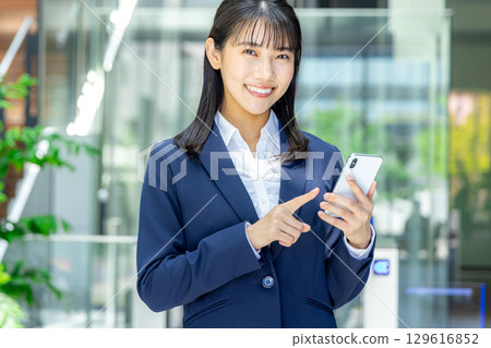 操作智能手機的女商人 操作智能手機的女商人 129616852