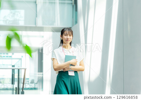 思考的年輕女子拿著文件 思考的年輕女子拿著文件 129616858