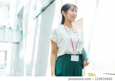 思考的年輕女子拿著文件 思考的年輕女子拿著文件 129616860