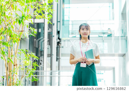 思考的年輕女子拿著文件 129616862