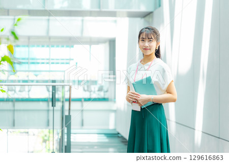 思考的年輕女子拿著文件 129616863