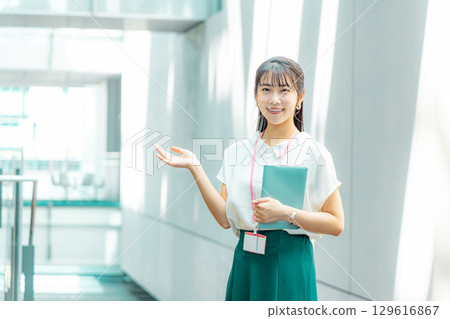 思考的年輕女子拿著文件 思考的年輕女子拿著文件 129616867