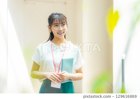 思考的年輕女子拿著文件 129616869