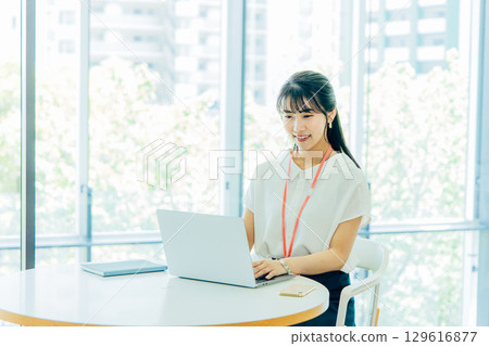 A young woman working in a cafe 129616877