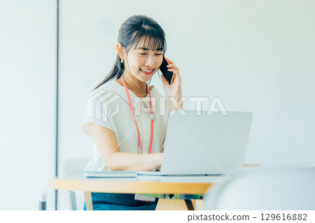在一家咖啡館工作的年輕女子 在一家咖啡館工作的年輕女子 129616882