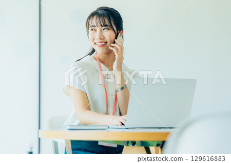 在一家咖啡館工作的年輕女子 在一家咖啡館工作的年輕女子 129616883