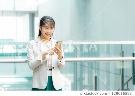 操作智能手機的女商人 操作智能手機的女商人 129616892