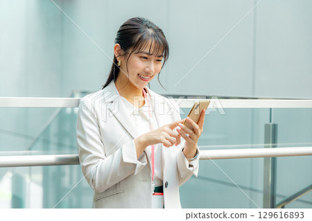 操作智能手機的女商人 操作智能手機的女商人 129616893