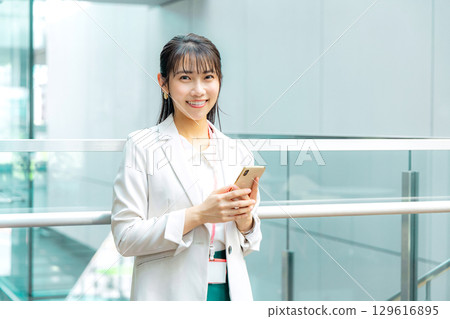 操作智能手機的女商人 129616895