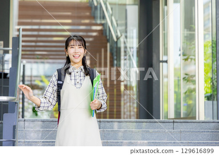 College students walking in the hallway of the university 129616899